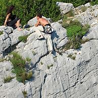 Rotsklimmer beklimt steile rotswand in de Gorges du Verdon, Provence, Frankrijk
